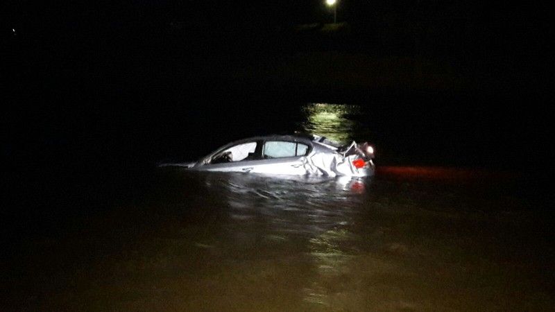 Accident grav: maşină căzută în râul Olt. Două tinere au ieşit pe plafonul maşinii ca să se salveze
