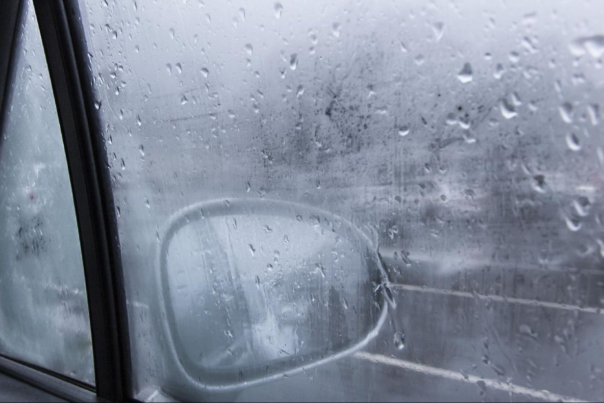 Cum se dezgheaţă şi dezaburesc mai repede geamurile