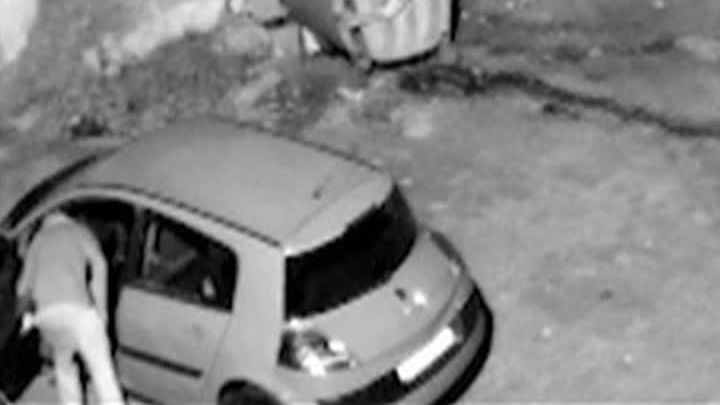 Maşină vandalizată în parcarea unui bloc. Imaginile şocante surprinse de camerele de supraveghere