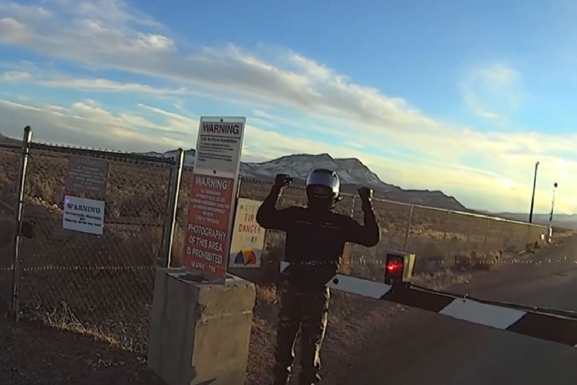 Au crezut că au descoperit o intrare secretă în Area 51. Ce au păţit câteva minute mai târziu...