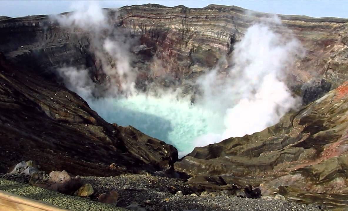Imagini spectaculoase. Vulcanul Aso din Japonia a erupt 