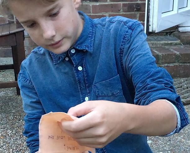 A găsit un mesaj într-o sticlă, pe stradă. Când părinții săi l-au citit, i l-au confiscat. Ce scria