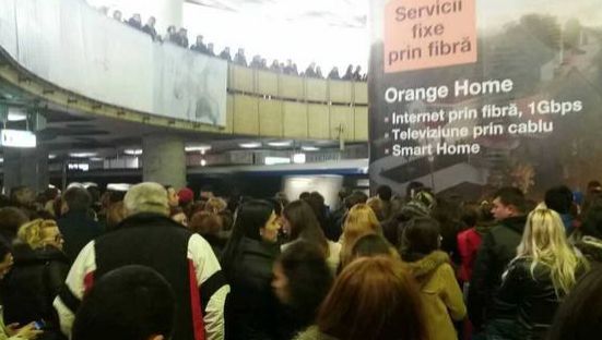 Circulaţia, paralizată la metroul din Capitală. Trei femei au leşinat în 30 de minute 