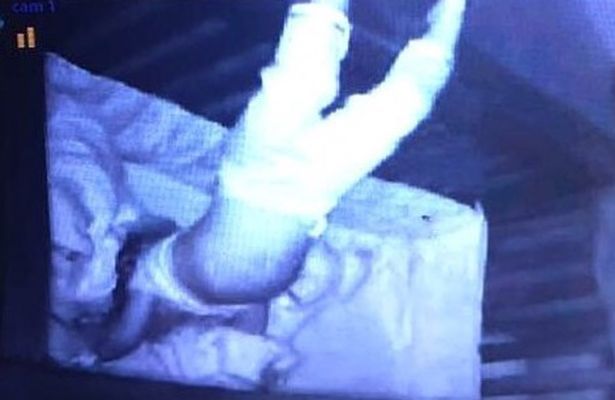 O dădacă a rămas îngrozită când s-a uitat pe cameră. Ce făcea bebeluşul în timpul somnului 