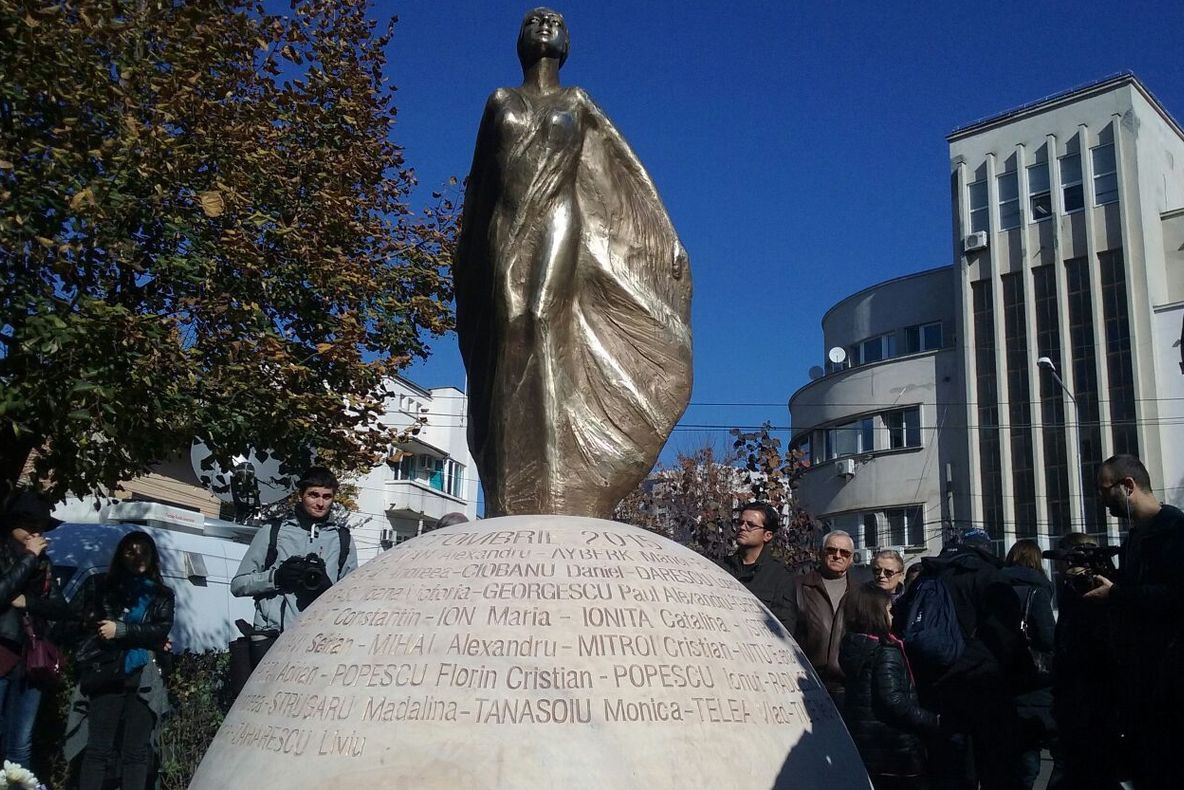 Monumentul "Colectiv", dezvelit în piațeta din fața fostului club