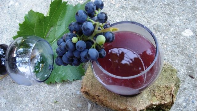 E timpul pentru elixirul tinereţii! Iată cum îţi îmbunătăţeşti viaţa cu suc de struguri