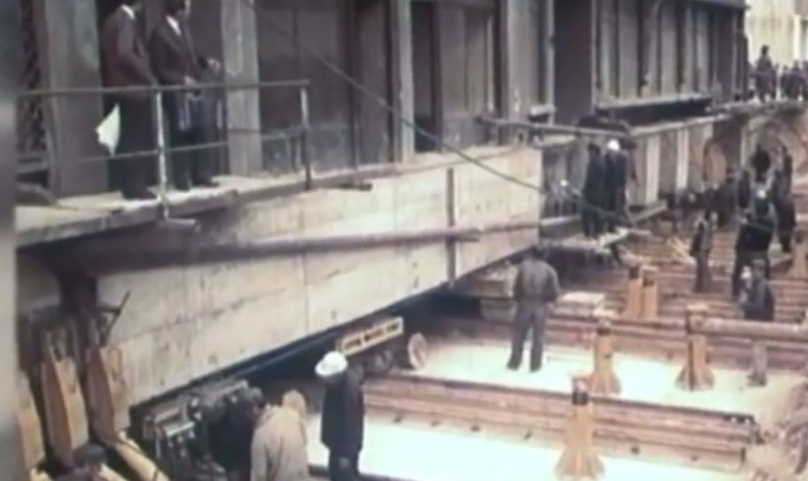 Un bloc de 3.100 de tone, mutat pe roţi, cu locatarii înăuntru. S-a întâmplat în Bucureşti, în 1983