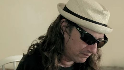 Imaginile care te vor face să plângi! Un muzician născut fără mâini face senzaţie pe internet