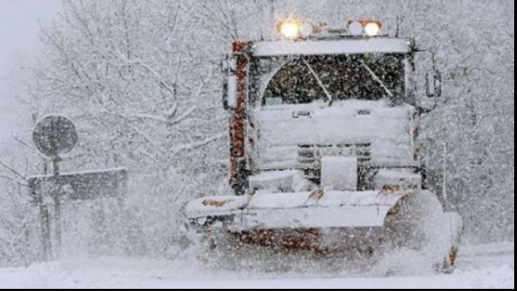 România, paralizată din cauza viscolului și ninsorii! Accidente în lanț, răniți și drumuri blocate