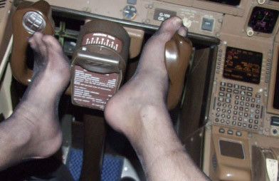 Şocant! Un pilot şi-a făcut poze sexy în cabina avionului, fără lenjerie intimă, în timpul unui zbor