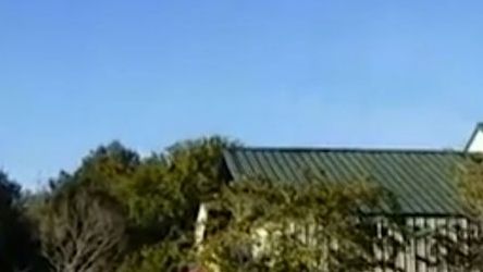 Un semn divin? Imaginea bizară care a apărut brusc pe cerul senin i-a speriat pe trecători