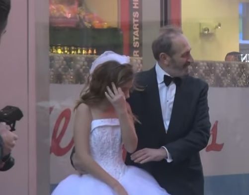 Cea mai ŞOCANTĂ nuntă. Mireasa are 12 ani, mirele, 65 de ani. Cum au reacţionat oamenii pe străzi