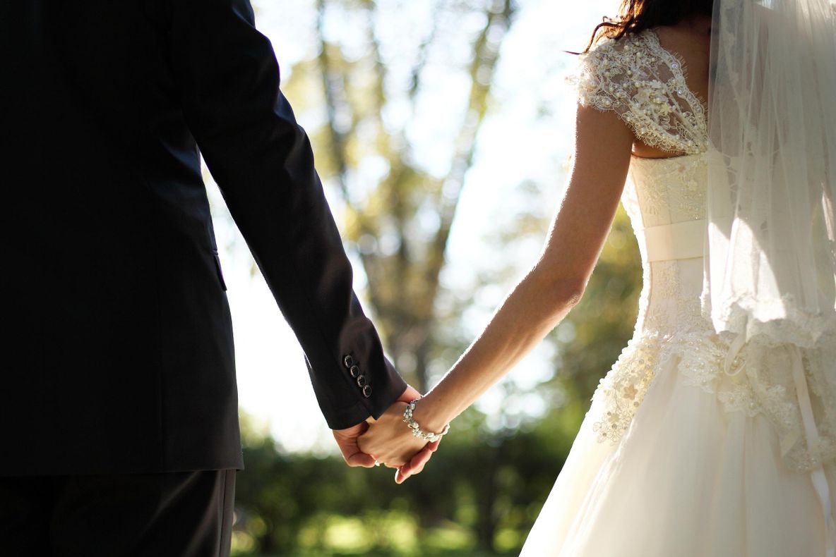 Motivul incredibil pentru care o mireasă a ajun să se căsătorească cu socrul său. Nimeni nu s-ar fi așteptat la asta