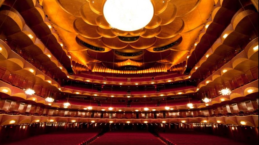 Scene uluitoare la Operă. Fumul de pe scenă s-a dovedit a fi cenușa unui bărbat mort. Ce a urmat