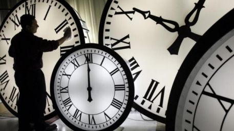 ORA DE IARNĂ 2017. Când se trece la ora de iarnă. Vom dormi mai mult cu o oră