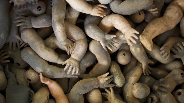 Misterul PĂPUŞII care îmbătrâneşte. A stat 11 ani în pod, ascunsă. Când a fost scoasă, ŞOC!