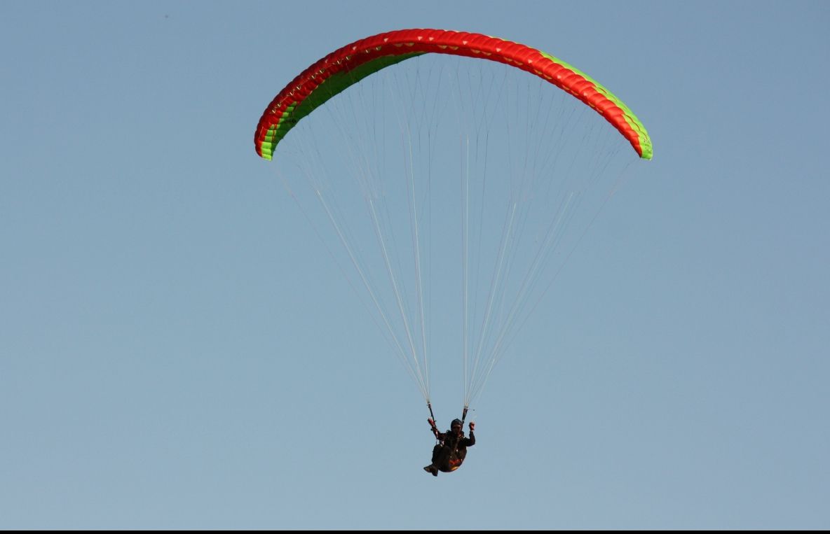 ANCHETĂ în cazul paraşutistului care a murit după ce a căzut de la 3.000 de metri. Cine era bărbatul