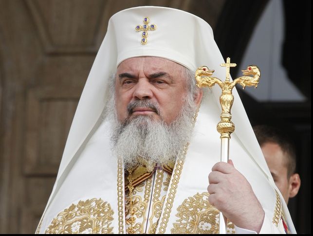 Cele sfinte şi serviciile secrete. Şeful SRI, Eduard Hellvig, a fost decorat de Patriarhul Daniel