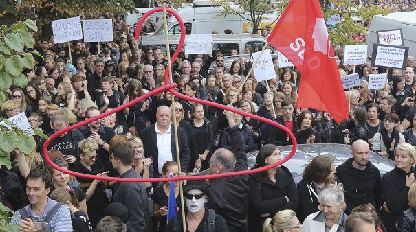 Polonia respinge legea interzicerii totale a avortului 