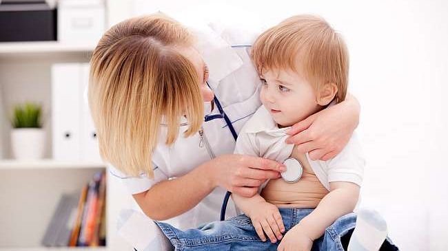 ALERTĂ MEDICALĂ. Epidemie de rujeolă, în 30 de judeţe: Până în prezent, 6 copii au murit