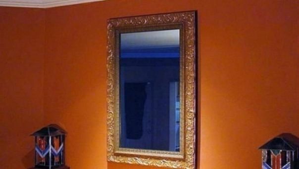 S-a cazat la hotel și a observat o oglindă ciudată deasupra patului. A tras de ea și..s-a deschis