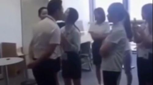 Revoltător. Un șef își obligă angajatele să-l sărute în fiecare dimineață. Motivul e halucinant