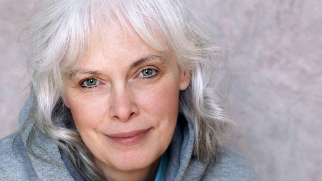 Scapă de părul cărunt cu un ingredient din bucătăria ta. Nu mai ai nevoie de vopsea