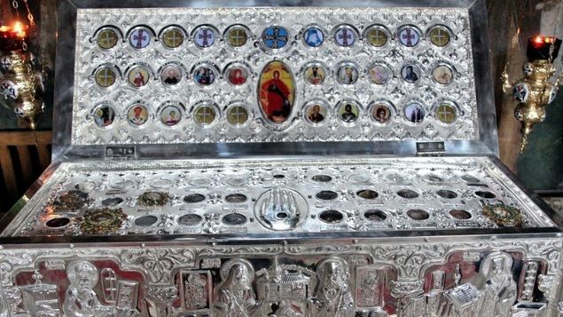 Ce BLESTEM poartă veșmintele Sfintei Cuvioase Parascheva