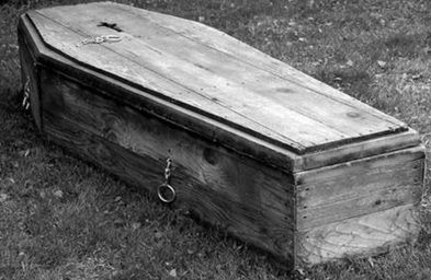 A născut în sicriu. Descoperirea șocantă făcută când au dezgropat-o