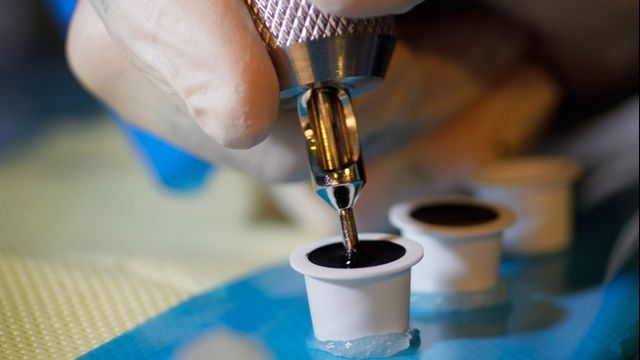 Iubitul a convins-o să-și tatueze asta pe frunte. Când au văzut-o, prietenii au amuțit