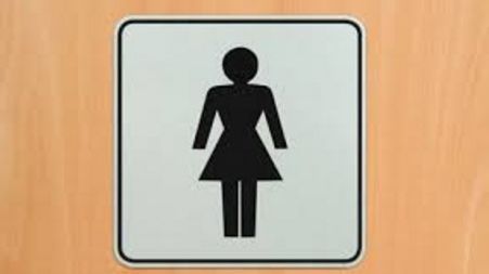 Prezervativ folosit, găsit de o mamă în toaleta unei şcoli din Lugoj: "Era în baia fetelor"