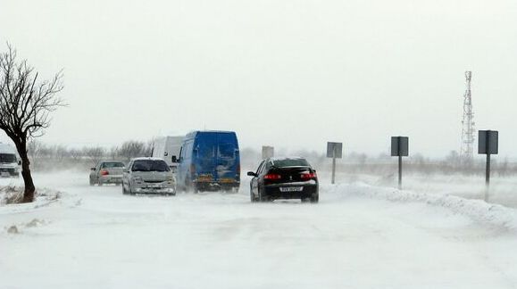 Turişti blocaţi pe Transalpina din cauza viscolului. Operaţiune de salvare 