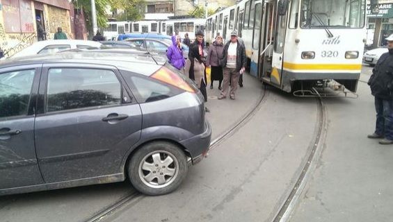 Tramvaie blocate în Capitală, din cauze unei maşini parcate pe şine.Şoferiţa s-a ales cu dosar penal