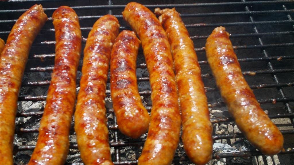 Cârnaţi pentru voturi. Partidul România Unită, petrecere câmpenească în fața Camerei Deputaților