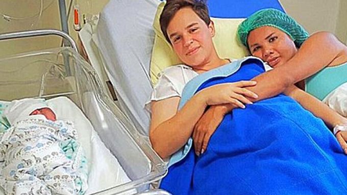 Un transsexual a născut prin cezariană un băieţel perfect sănătos. Cum a fost posibil aşa ceva?