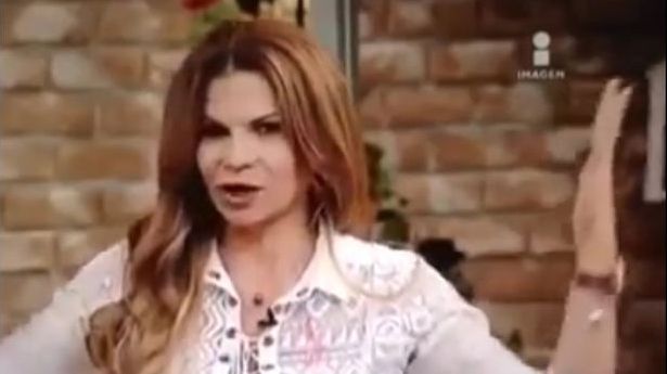 Era în direct la TV, când o mișcare bizară s-a petrecut în spate. A privit mai bine și... Terifiant