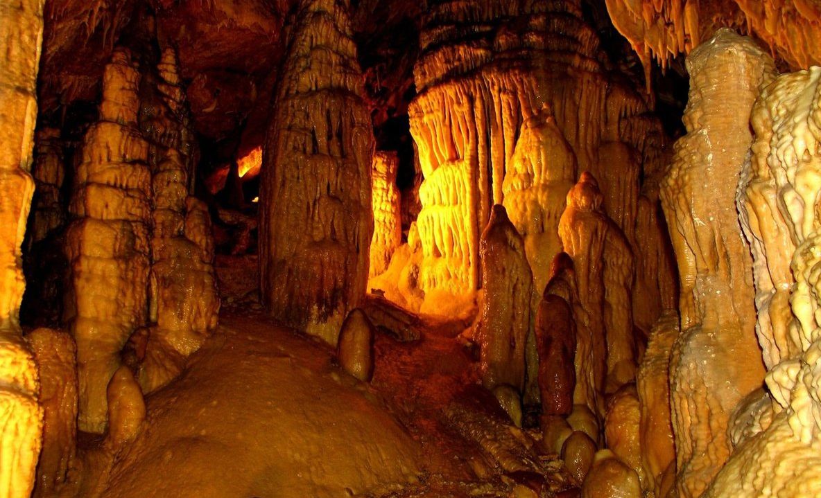 Peştera din România UNICĂ în lume, recunoscută pentru frumuseţea sa extraordinară. Cum ajungi la ea