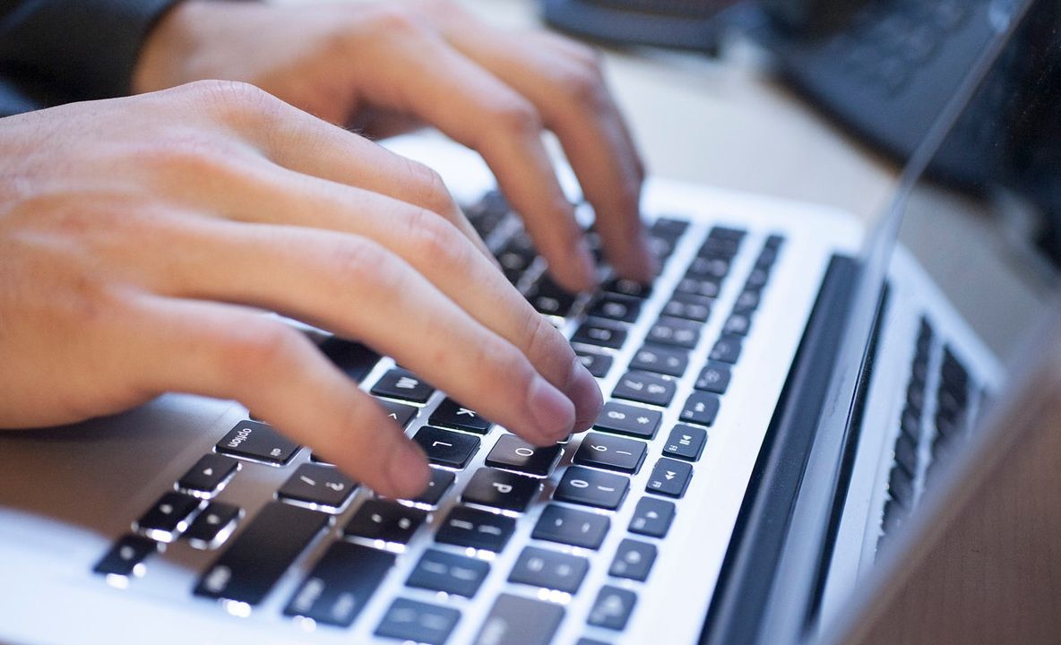 O familie de refugiați își vinde fiica online într-un anunț cutremurător. Polițiștii, șocați