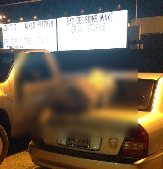 Ce au văzut doi băieţi în parcarea unui mall. Cum arăta această fată pe capota maşinii