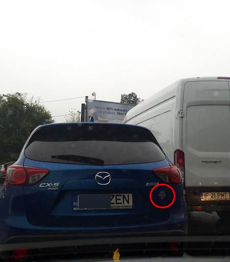 Sigur ai văzut asta în trafic! De ce îşi pun şoferii simbolul crucii pe maşină