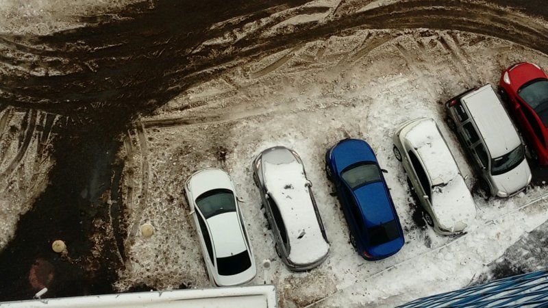Polul frigului - cum şi-au găsit dimineaţa maşinile în parcare şoferii dintr-un oraş din Rusia