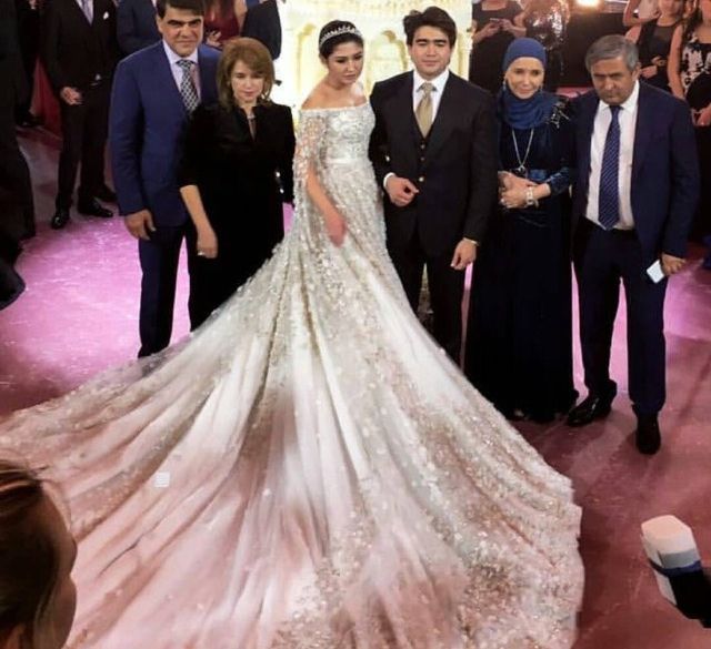 Pare o mireasă fericită. După ce vei vedea poza numărul 2, vei înţelege tot! Fabulos!