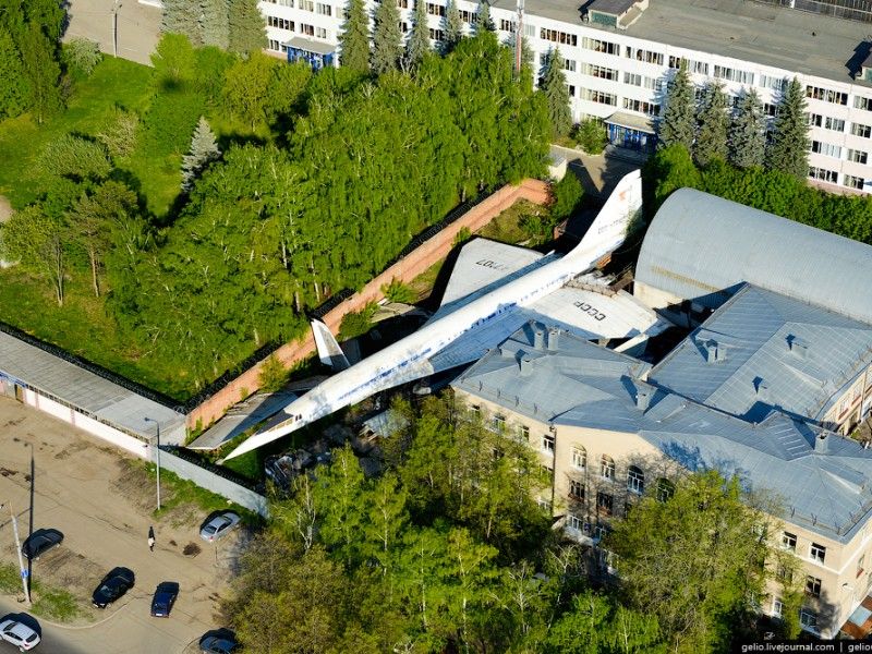 Imaginea bizară surprinsă din dronă. Avionul supersonic "ascuns" în spatele blocului