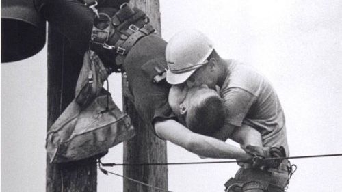 "Sărutul vieţii" - Poveste impresionantă din spatele acestei fotografii