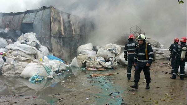 FOTO Incendiu violent la o hală de pe șoseaua Ștefănești: Patru persoane rănite