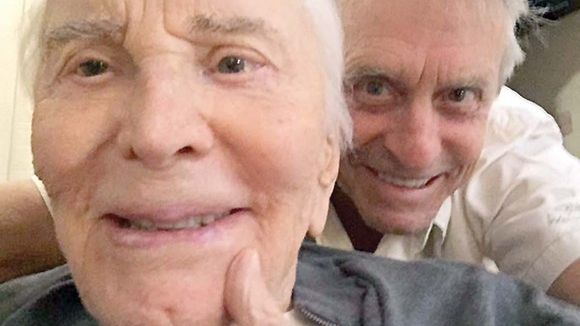 Imagine rară: tatăl lui Michael Douglas, Kirk, în formă maximă la 99 de ani