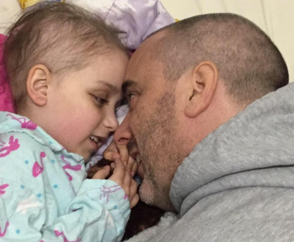 Fotografia care îţi va sfâşia sufletul. Cum a fost surprinsă o fetiţă bolnavă de cancer de tatăl ei