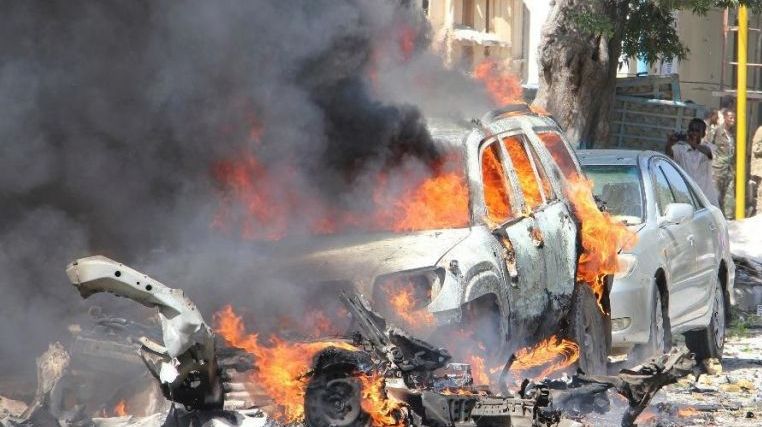 Măcel la Mogadishu. O mașină capcană a explodat: sunt zeci de morți