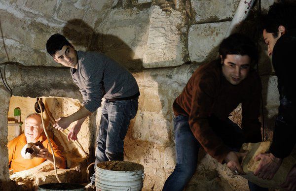 A încercat să îşi repare toaleta şi a făcut o descoperire FABULOASĂ - i-a schimbat viaţa!