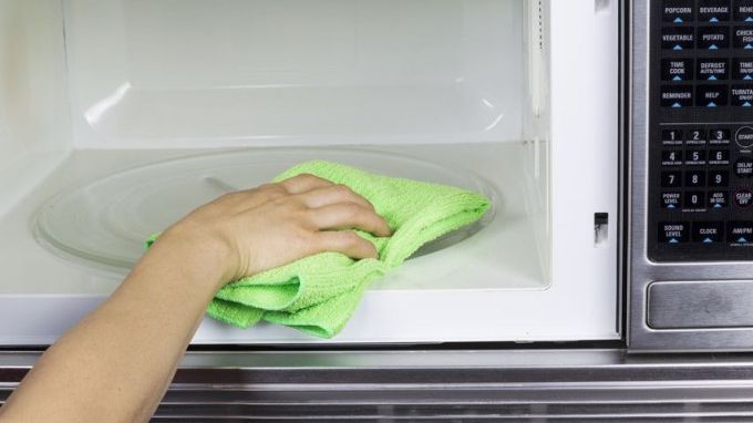 Cum să cureţi cuptorul cu microunde în doar 5 minute